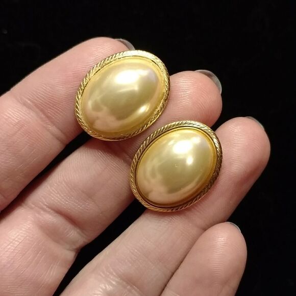 Vintage Napier 80s Faux Pearl Gold Clip On Earnings - Picture 1 of 4